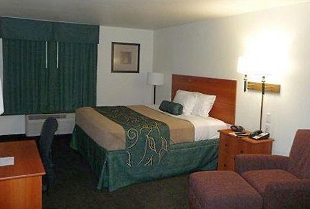 Travelodge By Wyndham Dunsmuir Bagian luar foto