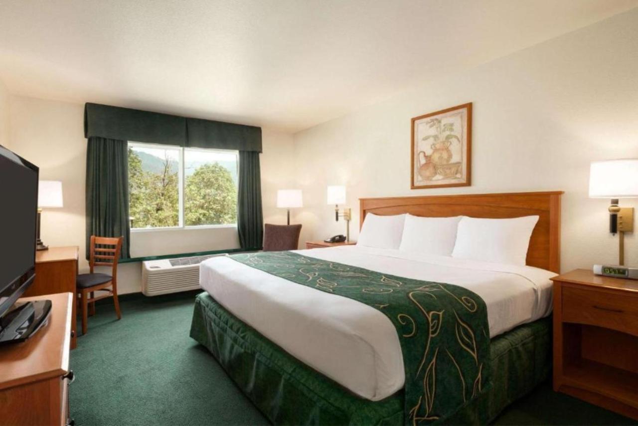 Travelodge By Wyndham Dunsmuir Bagian luar foto