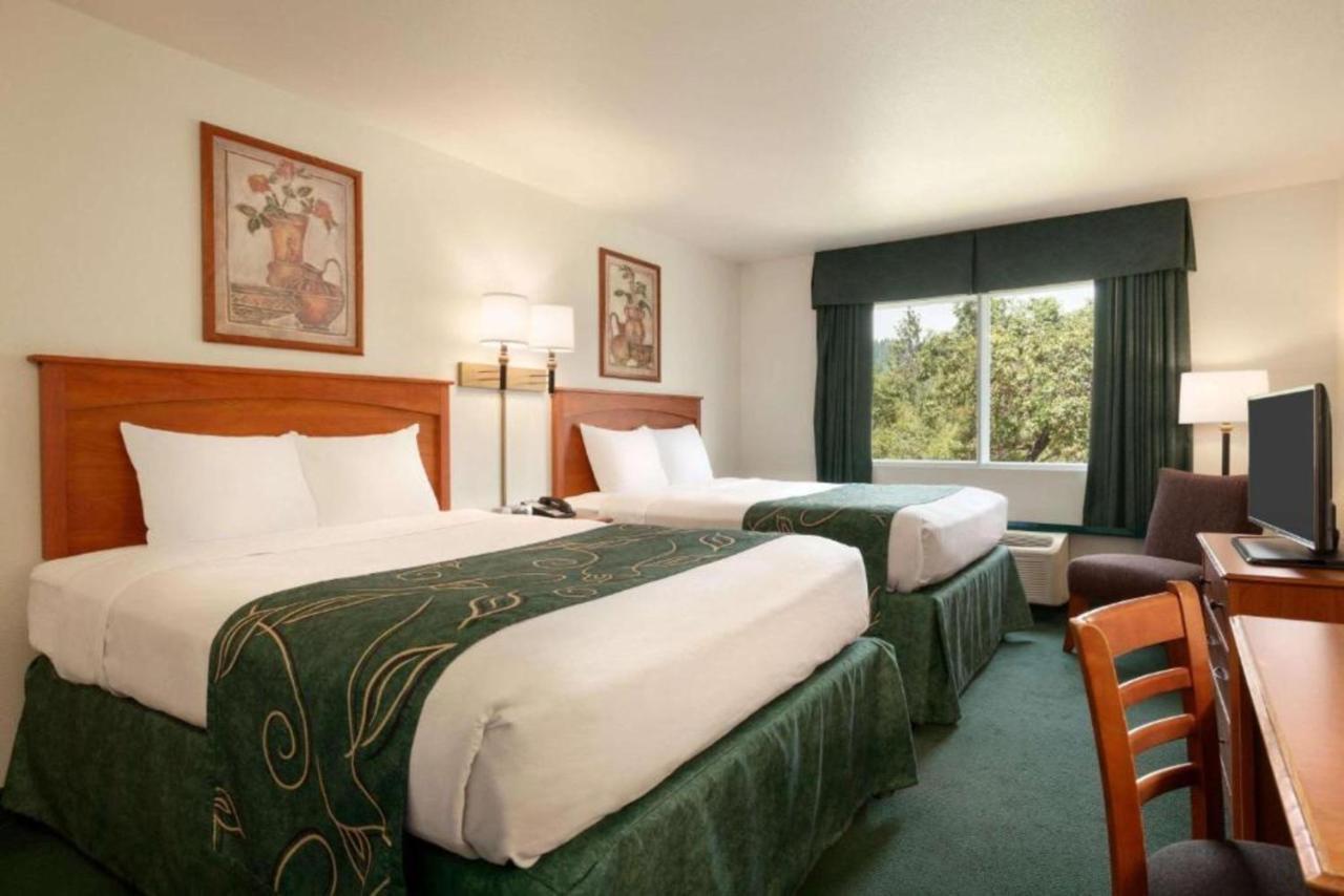 Travelodge By Wyndham Dunsmuir Bagian luar foto