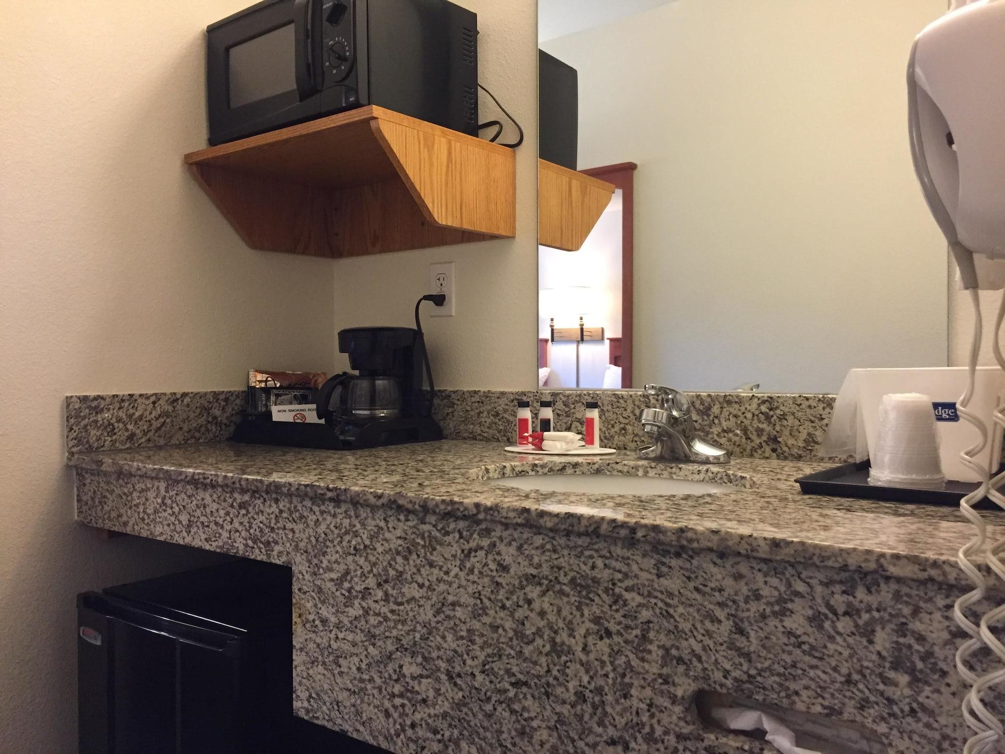 Travelodge By Wyndham Dunsmuir Bagian luar foto