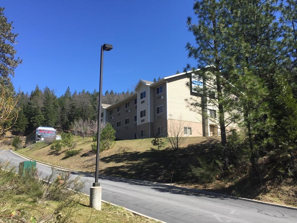 Travelodge By Wyndham Dunsmuir Bagian luar foto