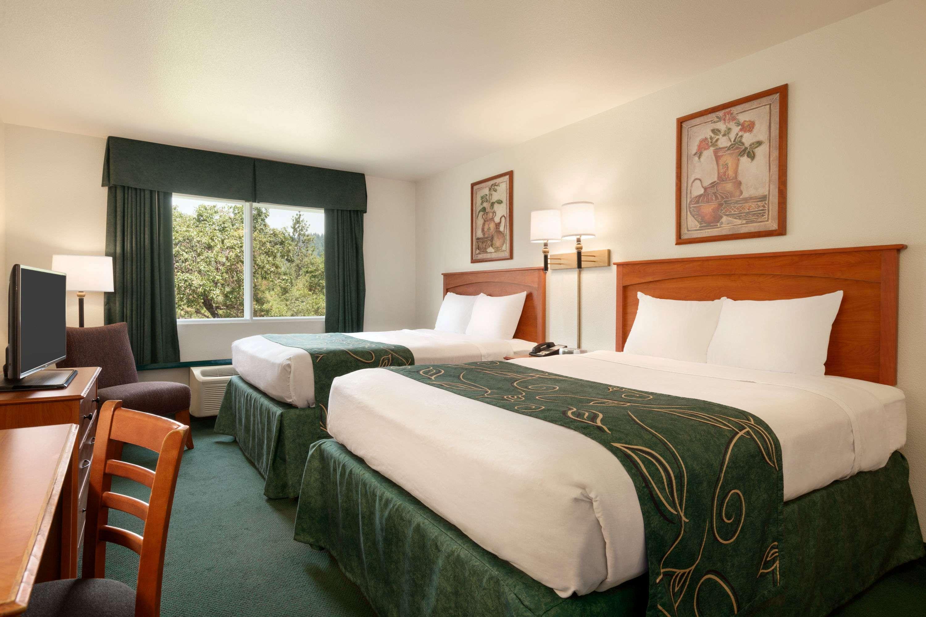 Travelodge By Wyndham Dunsmuir Bagian luar foto