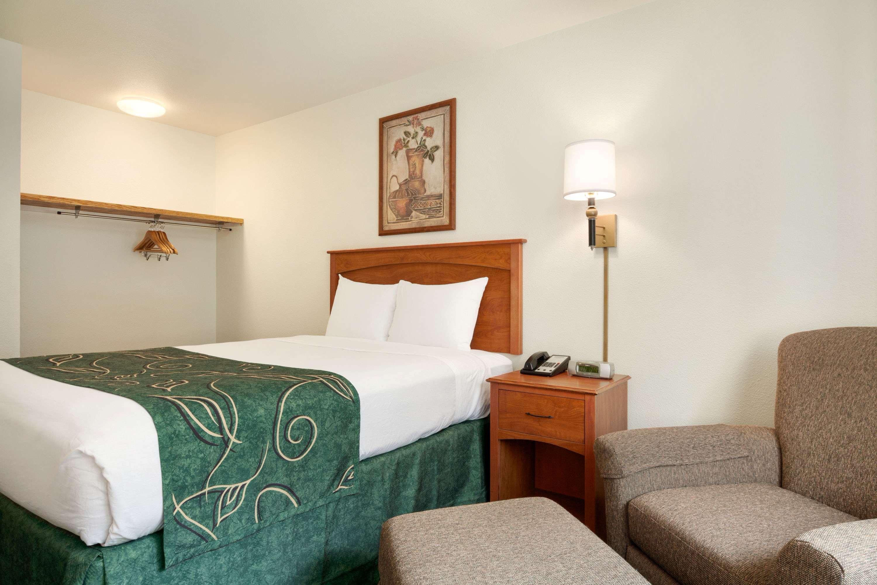 Travelodge By Wyndham Dunsmuir Bagian luar foto