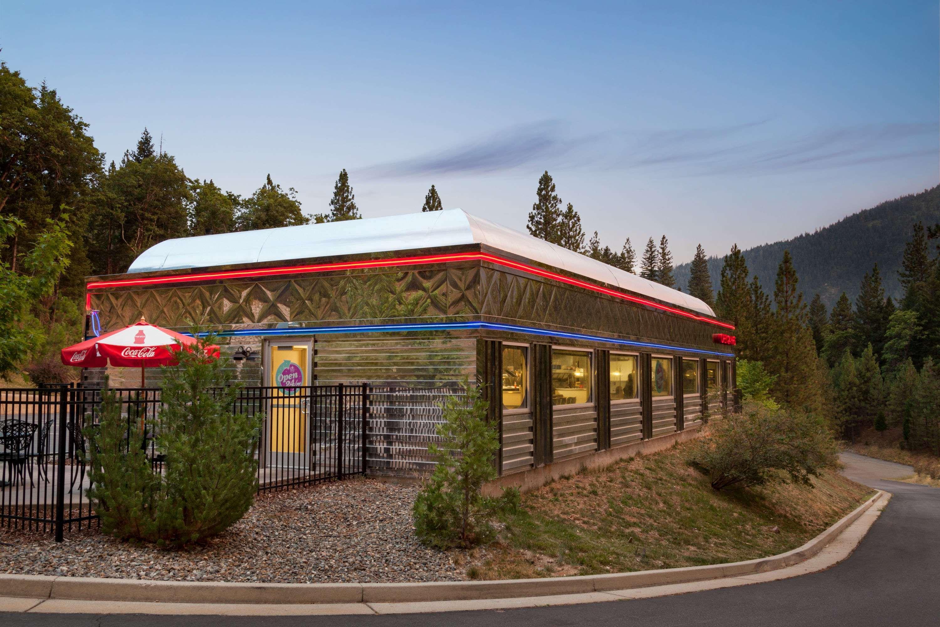 Travelodge By Wyndham Dunsmuir Bagian luar foto