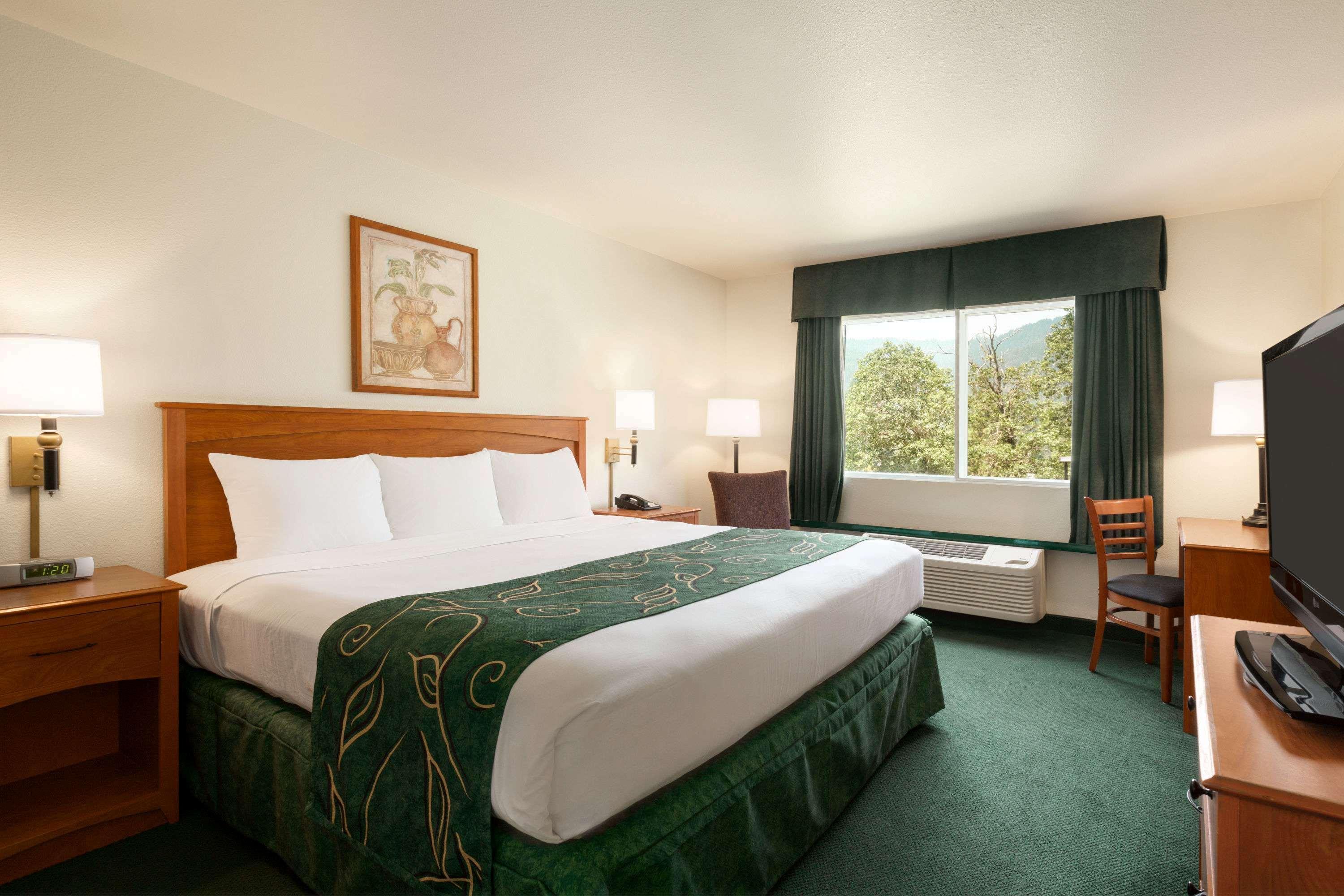 Travelodge By Wyndham Dunsmuir Bagian luar foto